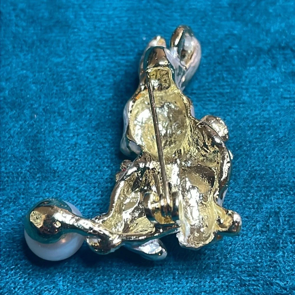 Small Rabbit with flowers brooch - Picture 4 of 5